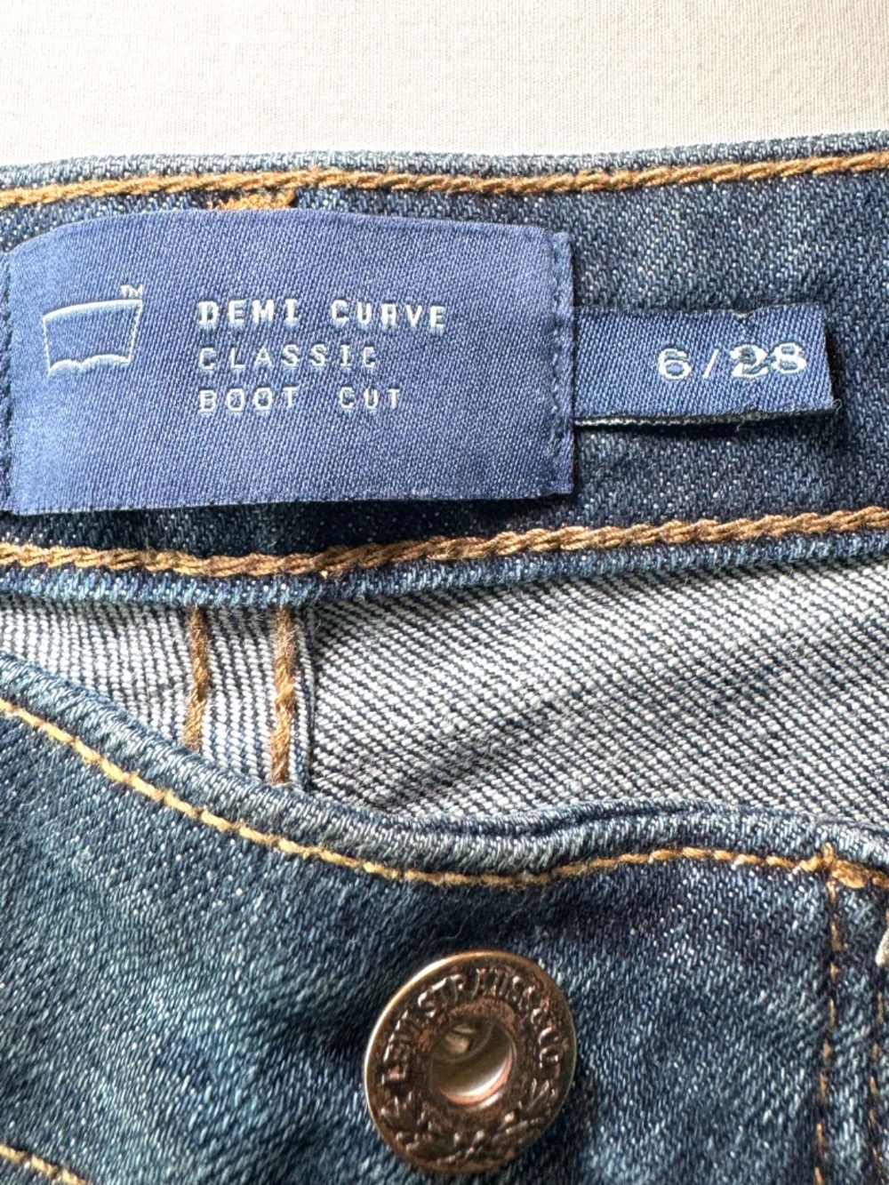 Levis San Francisco Jeans Women's 6 Dark Wash Demi Curve Boot Cut 31" Inseam - Picture 3 of 6